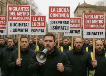 Los vigilantes del Metro de Barcelona elevan su voz frente al Parlament: la lucha no se detiene